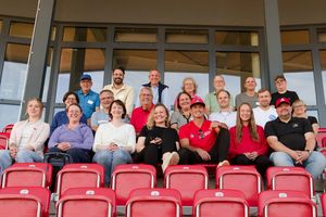 Gruppenfoto beim Besuch des Ministeriums für Landesentwicklung und Wohnen beim TV Cannstatt und den Stuttgart Reds auf dem Schnarrenberg.