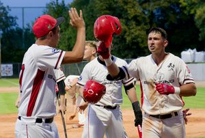 Stuttgart Reds Spieler-Trainer Austin Bull feiert während eines Heimspiels gegen die Gauting Indians im TVC Ballpark einen Punktgewinn.