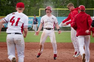 Jonas van Bergen jubelt: Sein Hit im Extra-Inning brachte Ethan Mann über die Home Plate und Stuttgart damit den 8:7-Sieg. Bild: Iris Drobny