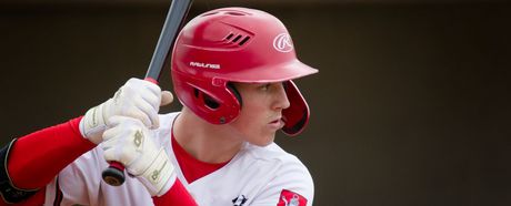 Der Stuttgarter Baseball Spieler Moritz Köhler steht At Bat und wartet konzentriert auf den nächsten Pitch