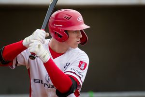 Der Stuttgarter Baseball Spieler Moritz Köhler steht At Bat und wartet konzentriert auf den nächsten Pitch