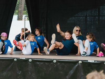 Flashmob der Kindersportschule move und den Eltern-Kind Turngruppen zum Tanz Theo Theo