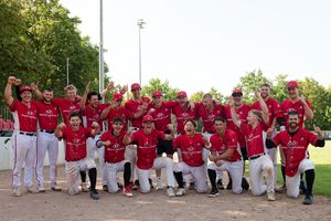 Mannschaftsfoto der Stuttgart Reds nach dem Einzug ins Playoff-Viertelfinale der Deutschen Baseball Liga.